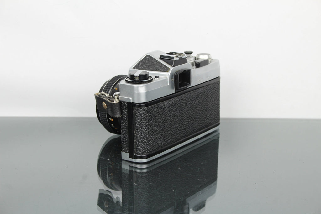 Chinon CX2 + Auto Chinon 55mm 1.7 lens - Dutch|Thrift