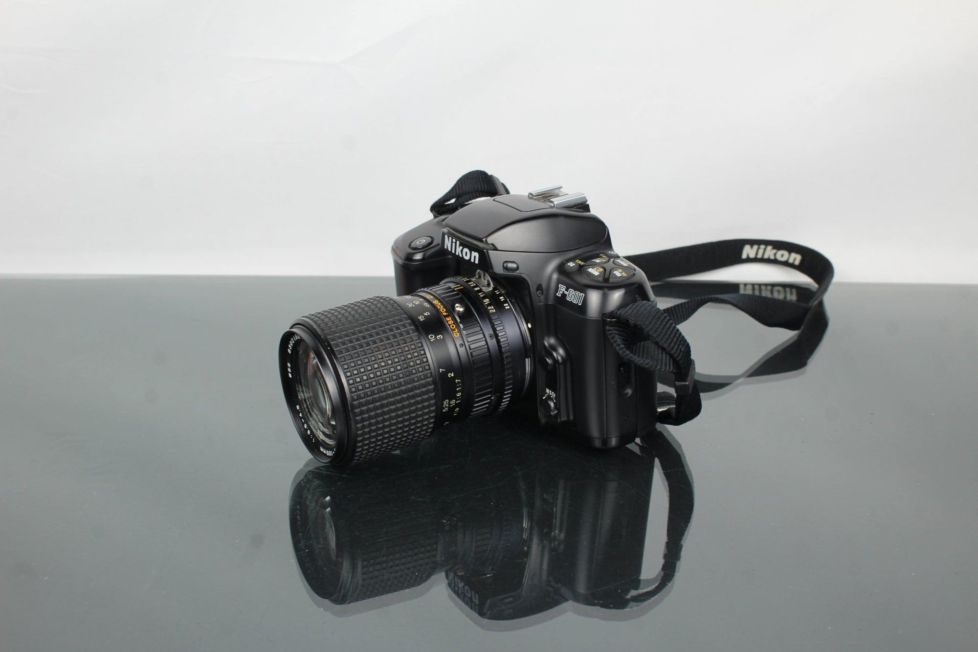 Nikon F - 601 AF + RMC Tokina 35 - 105mm 3.5 - 4.3 lens - Dutch|Thrift