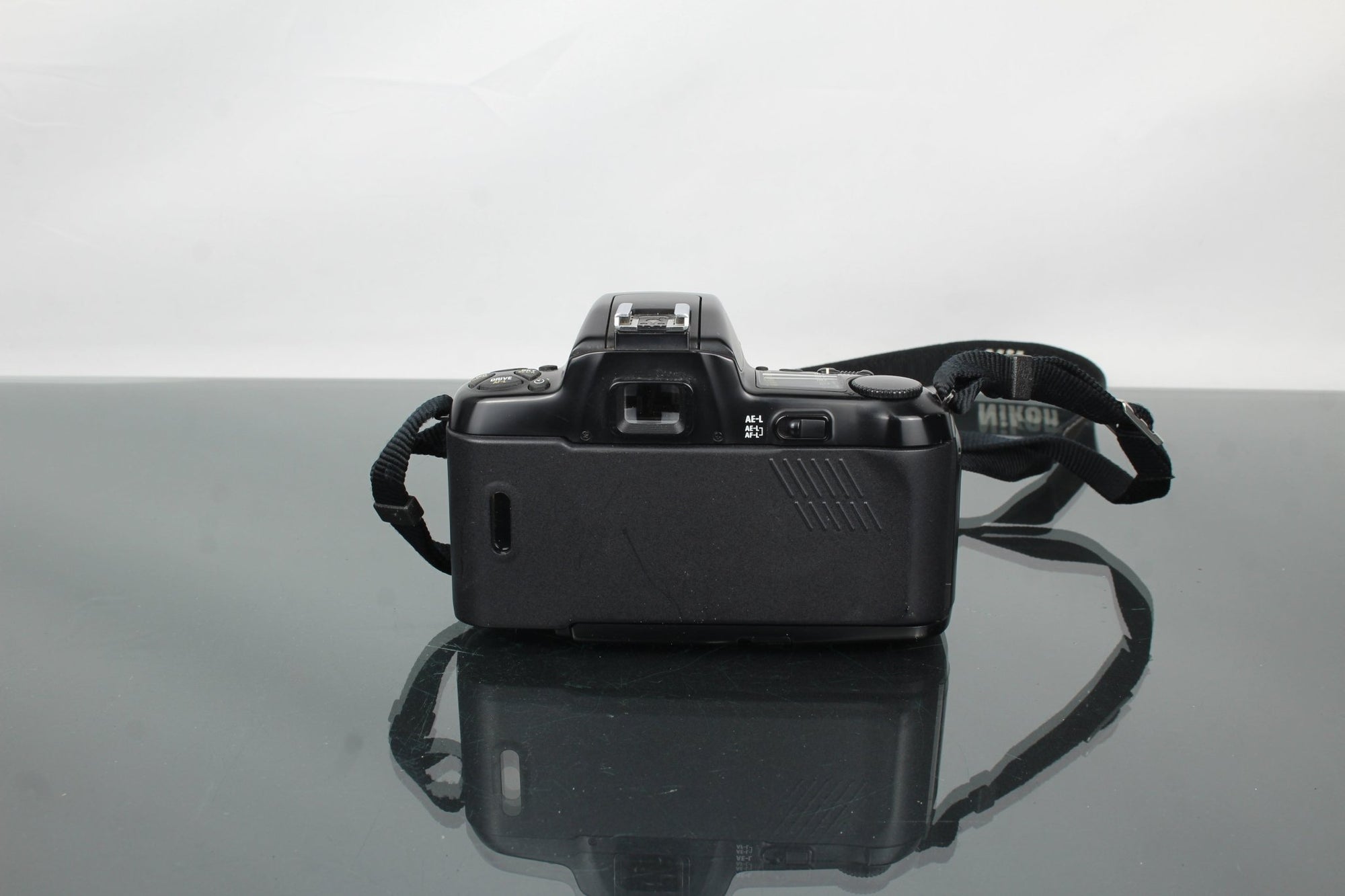 Nikon F - 601 AF + RMC Tokina 35 - 105mm 3.5 - 4.3 lens - Dutch|Thrift