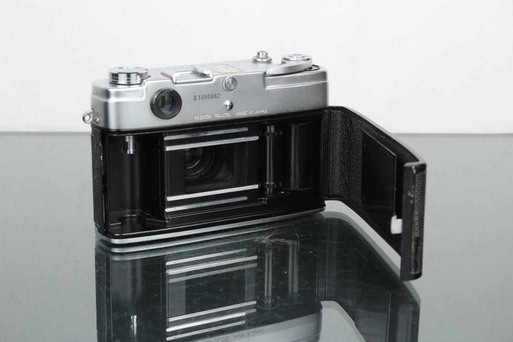 Yashica M - II + Yashinon 1:2.8 f=4.5cm - Dutch|Thrift